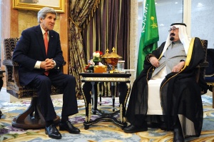 Le Roi Abdallah d’Arabie Saoudite (ici avec le secrétaire d’Etat américain John Kerry) a décidé de s'attaquer aux réseaux djihadistes dans son pays. ©DR